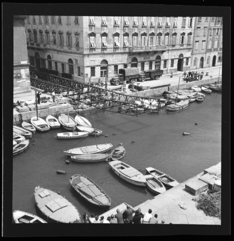 WMA-V-006815-0000 - Il Canal Grande e il ponte Bailey in fase di demolizione, Trieste. Sulla sinistra via Trento - Data dello scatto: 1950 - Archivi Alinari, Firenze