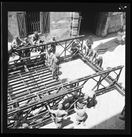 WMA-V-006818-0000 - New Zealand soldiers remove the Bailey Bridge in Trieste - Date of photography: 1950 - Alinari Archives, Florence