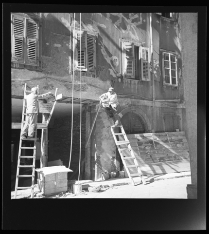 WMA-V-006820-0000 - Workers on the façade of palazzo Hierschel in Trieste - Date of photography: 1950 ca. - Alinari Archives, Florence