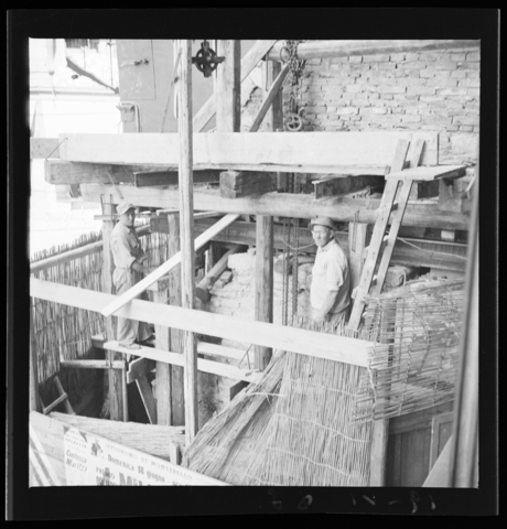 WMA-V-006823-0000 - Workers on the façade of the palazzo Hierschel in Trieste - Date of photography: 1950 ca. - Alinari Archives, Florence