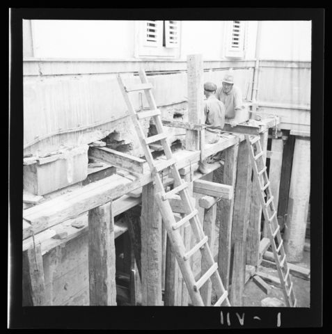 WMA-V-006835-0000 - Workers during the restructuring of palazzo Hierschel in Trieste - Date of photography: 1950 ca. - Alinari Archives, Florence