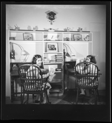 WMA-V-006845-0000 - The Trakakis sisters in their room - Date of photography: 1955 ca. - Alinari Archives, Florence