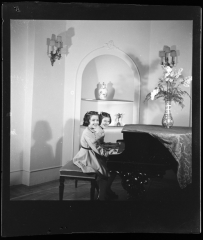 WMA-V-006846-0000 - The Trakakis sisters at the piano - Date of photography: 1955 ca. - Alinari Archives, Florence