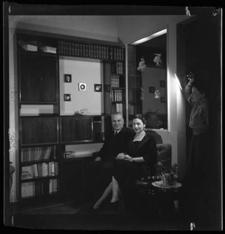 WMA-V-006847-0000 - Portrait of Mr and Mrs Trakakis. On the right photographer Wanda Wulz - Date of photography: 1955 ca. - Alinari Archives, Florence