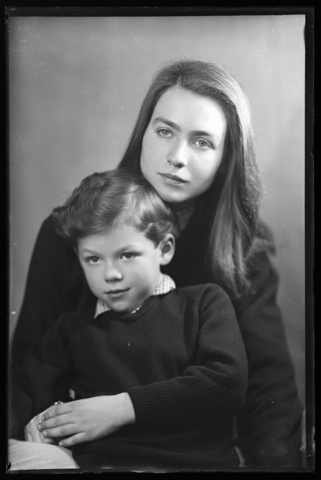 WMA-V-006849-0000 - Portrait of brother and sister - Date of photography: 1970 ca. - Alinari Archives, Florence