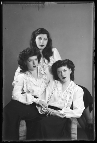 WMA-V-006854-0000 - Tre gemelle - Data dello scatto: 1940 ca. - Archivi Alinari, Firenze