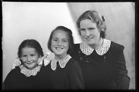 WMA-V-006858-0000 - Portrait of a mother with her daughters - Date of photography: 1950 ca. - Alinari Archives, Florence