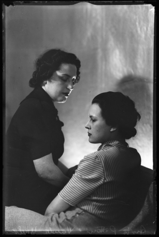 WMA-V-006862-0000 - La fotografa Wanda Wulz (1903-1984) e la stilista Anita Pittoni (1901-1982) - Data dello scatto: 1930 ca. - Archivi Alinari, Firenze