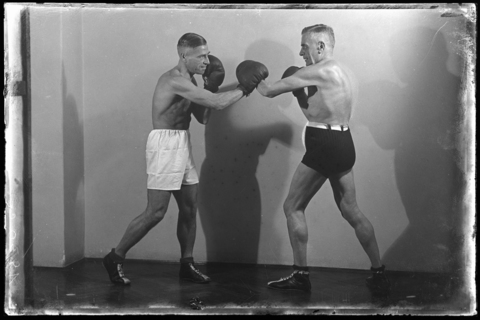 WMA-V-006863-0000 - Due pugili. L'uomo che indossa i pantaloncini neri è De Mejo - Data dello scatto: 1941 - Archivi Alinari, Firenze