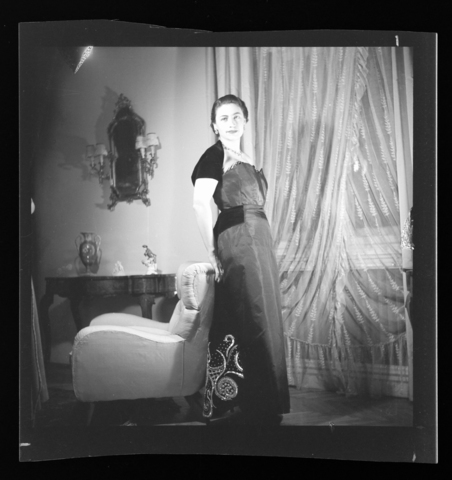 WMA-V-006868-0000 - La signora Trakakis in lungo abito nero - Data dello scatto: 1955 ca. - Archivi Alinari, Firenze