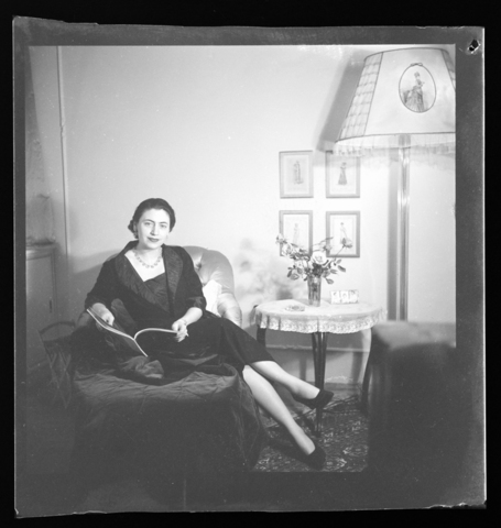 WMA-V-006870-0000 - La signora Trakakis in elegante abito nero - Data dello scatto: 1955 ca. - Archivi Alinari, Firenze
