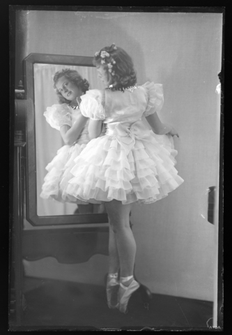 WMA-V-006876-0000 - La giovane ballerina Alba Wiegele in tutù - Data dello scatto: 1960 ca. - Archivi Alinari, Firenze