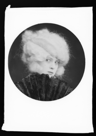 WMA-V-006887-0000 - Ritratto di Wanda Wulz (1903-1984) con una parrucca settecentesca - Data dello scatto: 1930 ca. - Archivi Alinari, Firenze