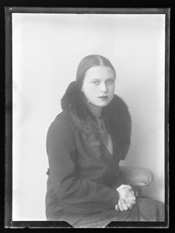 WMA-V-006889-0000 - Portrait of Wanda Wulz (1903-1984) with coat - Date of photography: 1930 - Alinari Archives, Florence