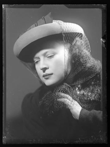 WMA-V-006891-0000 - Close-up of Wanda Wulz (1903-1984) wearing a hat with veil - Date of photography: 1932 - Alinari Archives, Florence
