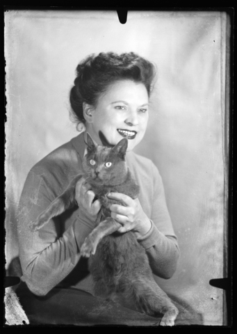 WMA-V-006902-0000 - Portrait of Wanda Wulz (1903-1984) with her cat Pippo - Date of photography: 1950 ca. - Alinari Archives, Florence