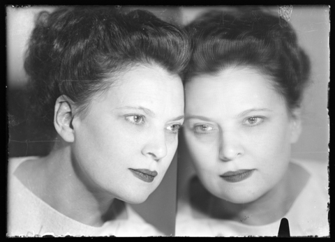 WMA-V-006913-0000 - Portrait of Wanda Wulz (1903-1984) in the mirror - Date of photography: 1950 ca. - Alinari Archives, Florence