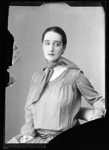 WMA-V-006914-0000 - Ritratto femminile con abito di Anita Pittoni - Data dello scatto: 1930 ca. - Archivi Alinari, Firenze