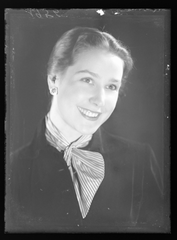 WMA-V-006915-0000 - "Portrait of Judy", a smiling young woman - Date of photography: 1950 ca. - Alinari Archives, Florence