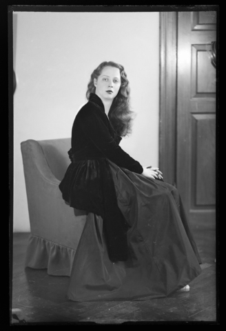 WMA-V-006926-0000 - Giovane donna in abito nero - Data dello scatto: 1950 ca. - Archivi Alinari, Firenze