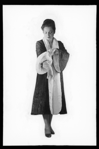 WMA-V-006927-0000 - Woman with overcoat - Date of photography: 1950 ca. - Alinari Archives, Florence