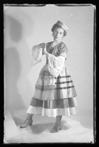 WMA-V-006938-0000 - Donna in abito tradizionale greco - Data dello scatto: 1940 ca. - Archivi Alinari, Firenze
