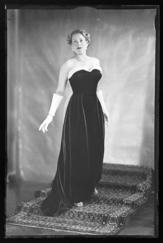 WMA-V-006946-0000 - Portrait of young woman in evening dress - Date of photography: 1950 ca. - Alinari Archives, Florence