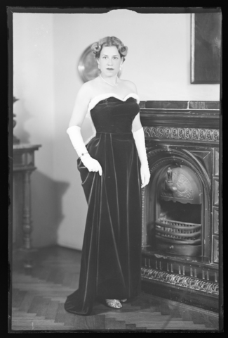 WMA-V-006947-0000 - Giovane donna in abito da sera fotografata in casa Wulz - Data dello scatto: 1950 ca. - Archivi Alinari, Firenze