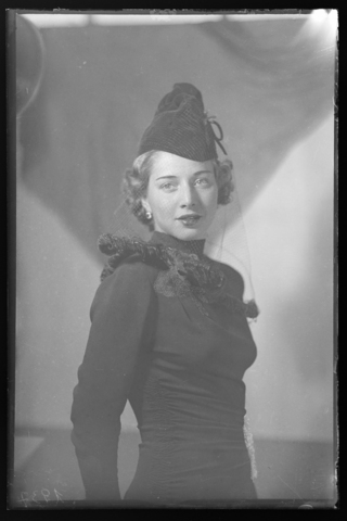 WMA-V-006956-0000 - Portrait of young woman in a hat-veil - Date of photography: 1937 - Alinari Archives, Florence