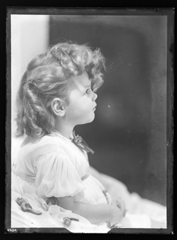 WMA-V-006970-0000 - Portrait of Selma Stultus, daughter of the painter Dyalma Stultus - Date of photography: 1940 ca. - Alinari Archives, Florence
