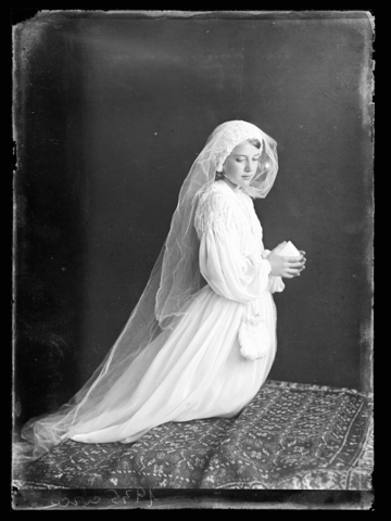 WMA-V-006974-0000 - Bambina (Mietta) inginocchiata in abito da prima comunione - Data dello scatto: 03/1932 - Archivi Alinari, Firenze