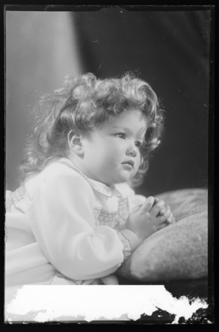 WMA-V-006995-0000 - Portrait of a little girl - Date of photography: 1941 - Alinari Archives, Florence