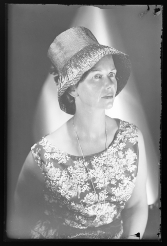 WMA-V-06882B-0000 - Lydia Wulz, nipote delle sorelle Wulz, con cappello di paglia - Data dello scatto: 1950 ca. - Archivi Alinari, Firenze