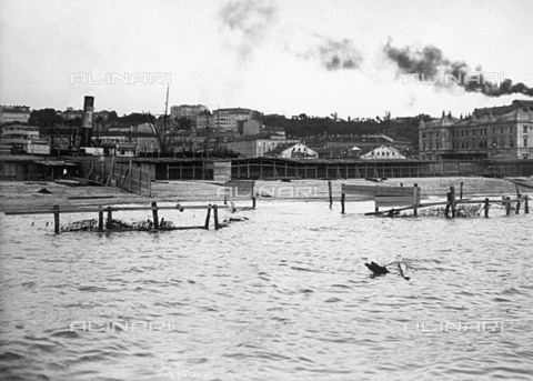 WSA-F-001383-0000 - Un tratto della spiaggia triestina dopo la libecciata del 14 giugno 1911 - Data dello scatto: post 14/06/1911 - Archivi Alinari, Firenze