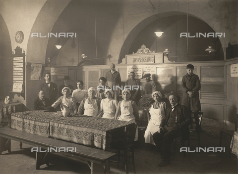 WSA-F-001422-0000 - Foto di gruppo all'interno di un dispensario durante la Prima Guerra Mondiale - Data dello scatto: 1915-1917 - Archivi Alinari, Firenze