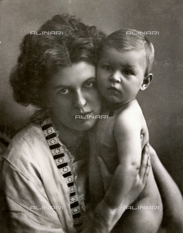 WSA-F-001483-0000 - Giovane madre ritratta col suo bambino - Data dello scatto: 1915 ca. - Archivi Alinari, Firenze