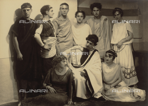 WSA-F-001507-0000 - Ritratto di gruppo in costumi greci in occasione di una festa di Carnevale - Data dello scatto: 1917 - Archivi Alinari, Firenze