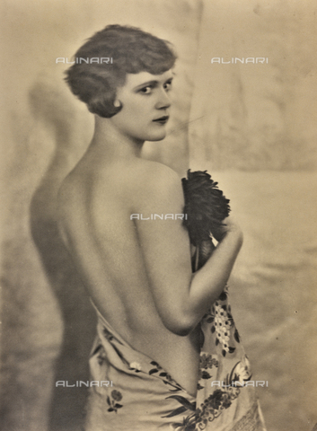 WSA-F-001521-0000 - Ritratto femminile di schiena - Data dello scatto: 1930 ca. - Archivi Alinari, Firenze