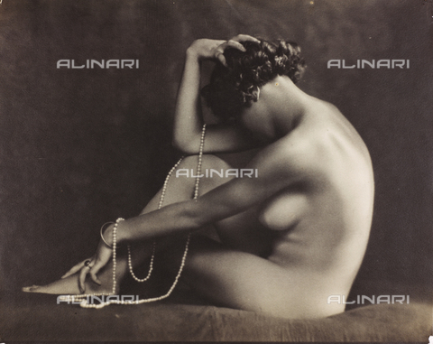 WSA-F-001522-0000 - Ritratto di giovane donna nuda seduta di profilo - Data dello scatto: 1920 -1925 ca. - Archivi Alinari, Firenze