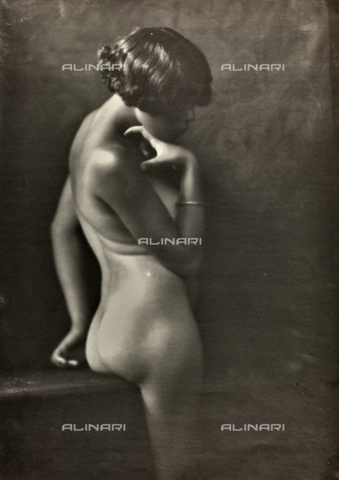 WSA-F-001523-0000 - Nudo femminile in piedi - Data dello scatto: 1920-1930 - Archivi Alinari, Firenze