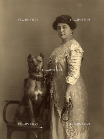 WSA-F-001556-0000 - Ritratto di signora con un cane seduto su una sedia. L'effigiata è probabilmente la Signora Spadoni. - Data dello scatto: 1913 - Archivi Alinari, Firenze
