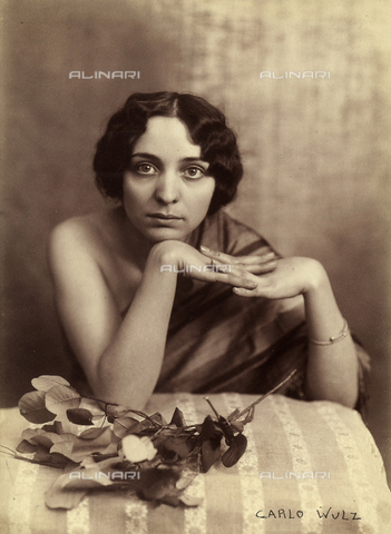 WSA-F-001564-0000 - Ritratto di giovane donna seduta. La donna tiene le braccia nude appoggiate ad un tavolo - Data dello scatto: 1920 ca. - Archivi Alinari, Firenze