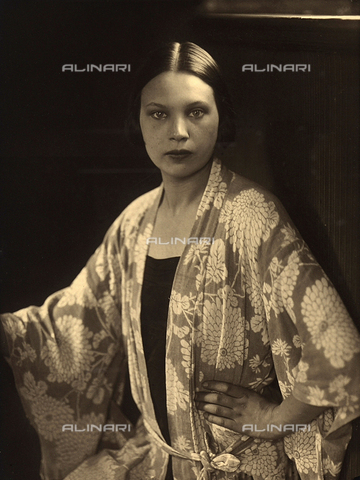 WSA-F-001580-0000 - Ritratto a mezzo busto di Wanda Wulz; l'effigiata indossa una vestaglia a kimono - Data dello scatto: 1925 -1928 - Archivi Alinari, Firenze