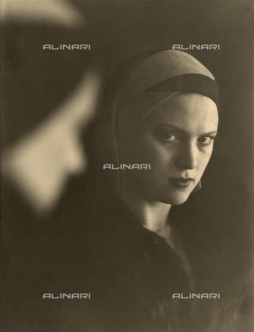 WSA-F-002391-0000 - Self-portrait in the mirror - Date of photography: 1932 - Alinari Archives, Florence