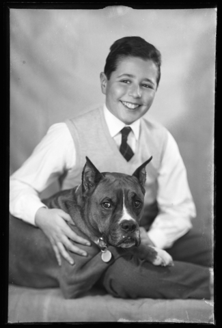 WWA-V-005972-0000 - Ritratto di bambino con cane - Data dello scatto: 1960 ca. - Archivi Alinari, Firenze