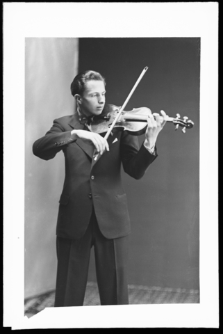 WWA-V-006385-0000 - Ritratto di un giovane violinista - Data dello scatto: 1938 ca. - Archivi Alinari, Firenze