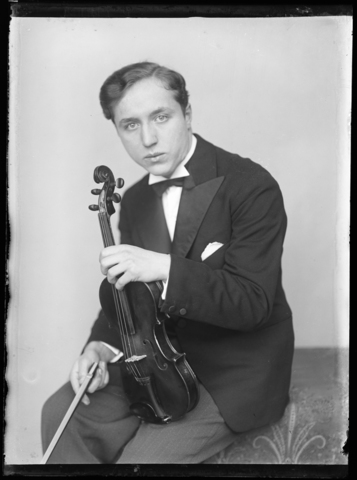 WWA-V-006414-0000 - Ritratto di giovane musicista - Data dello scatto: 1933 ca. - Archivi Alinari, Firenze