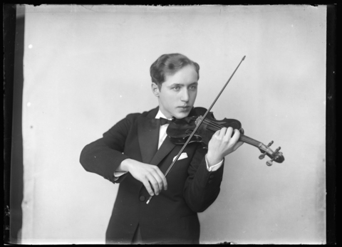 WWA-V-006415-0000 - Ritratto di giovane violinista - Data dello scatto: 1933 ca. - Archivi Alinari, Firenze