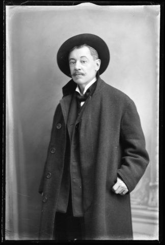 WWA-V-006461-0000 - Ritratto di uomo con cappotto e cappello - Data dello scatto: 1937 ca. - Archivi Alinari, Firenze