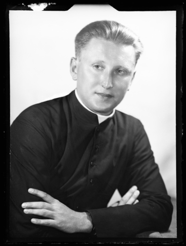WWA-V-006621-0000 - Ritratto di giovane prelato - Data dello scatto: 1958-1959 ca. - Archivi Alinari, Firenze